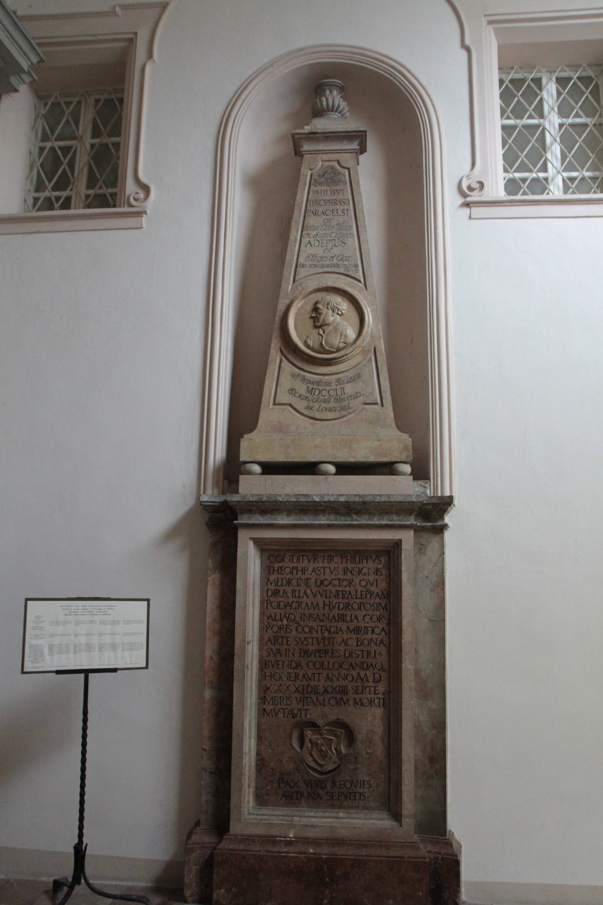 Paracelsus' tomb, Salzburg - 02.JPG